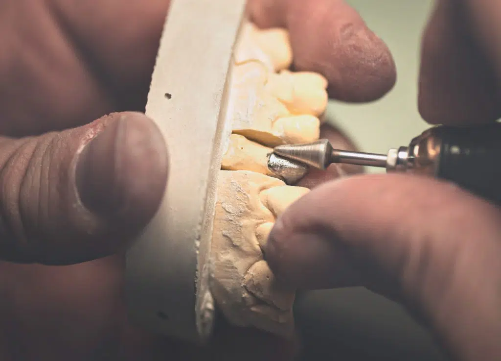 Nacharbeit am gefrästen Werkstück